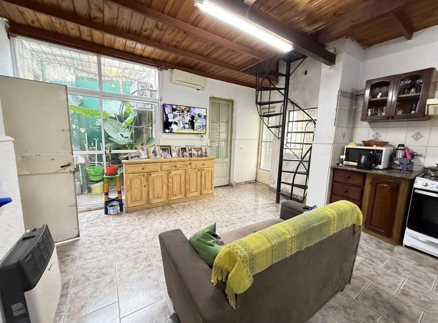 2 casas. Patio. Cochera. Amplios ambientes 5