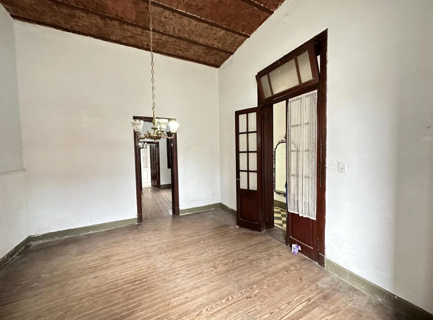 Casa 4/5 dormitorios. Apta uso institucional. Cochera y jardín trasero. Excepcional. 4