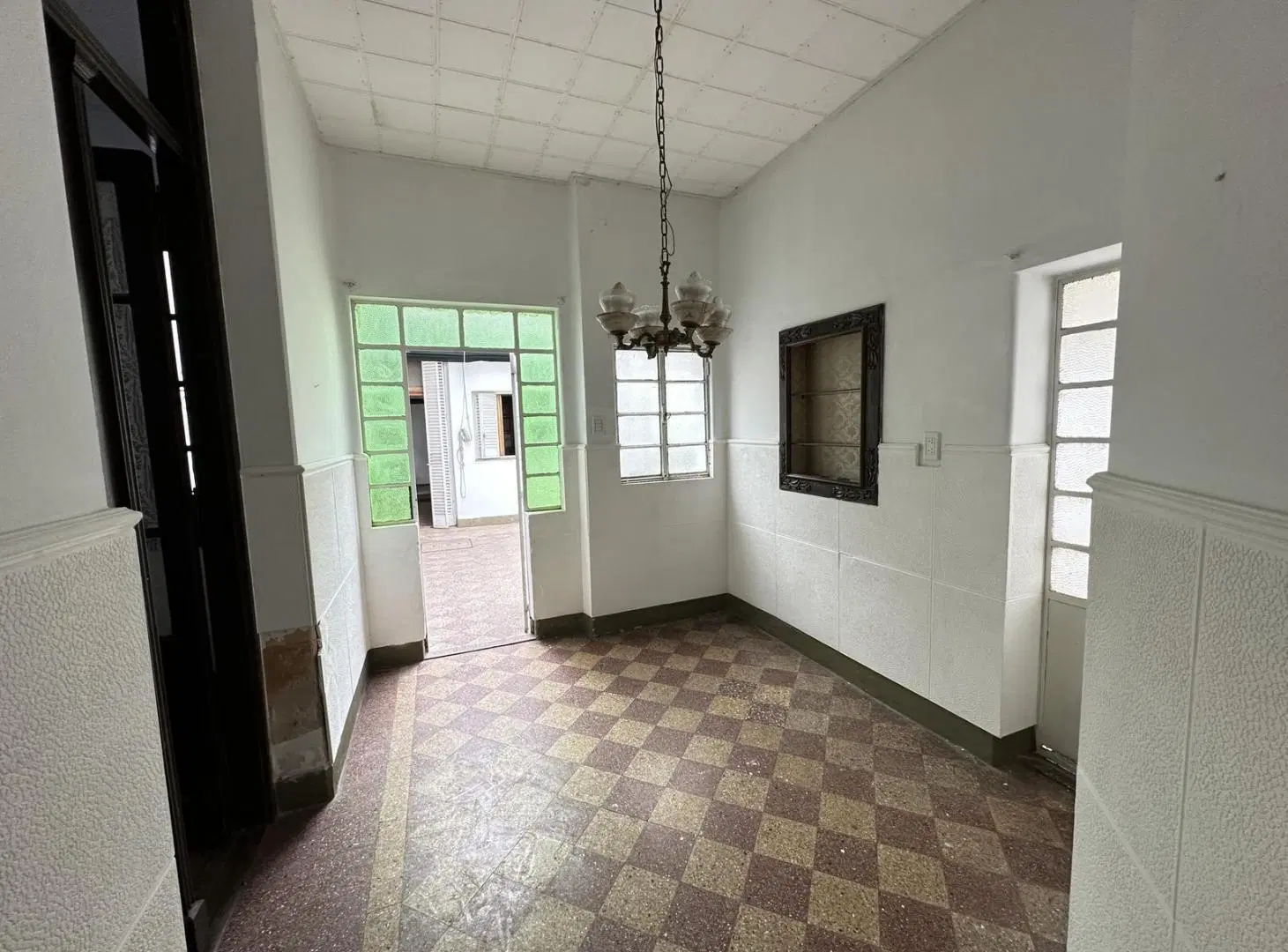 Casa 4/5 dormitorios. Apta uso institucional. Cochera y jardín trasero. Excepcional. 3