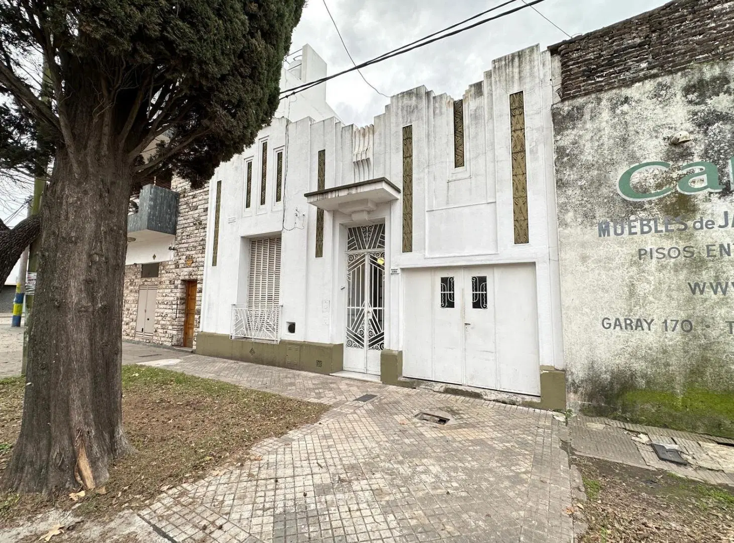 Casa 4/5 dormitorios. Apta uso institucional. Cochera y jardín trasero. Excepcional. 2