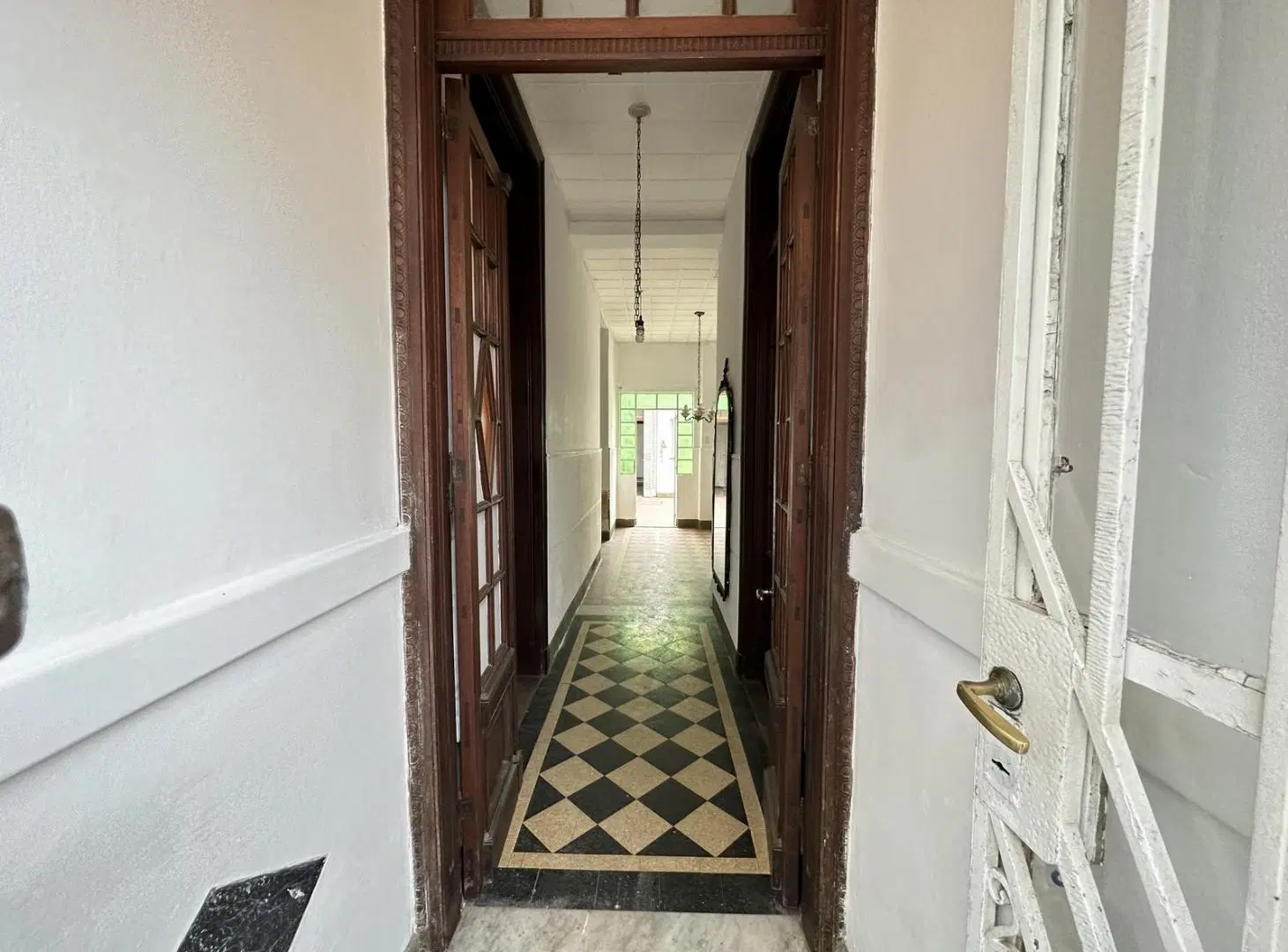 Casa 4/5 dormitorios. Apta uso institucional. Cochera y jardín trasero. Excepcional. 5