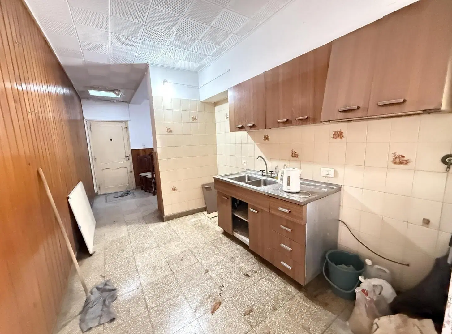 Casa al frente. 2 dormitorios, cochera chica, patio 5