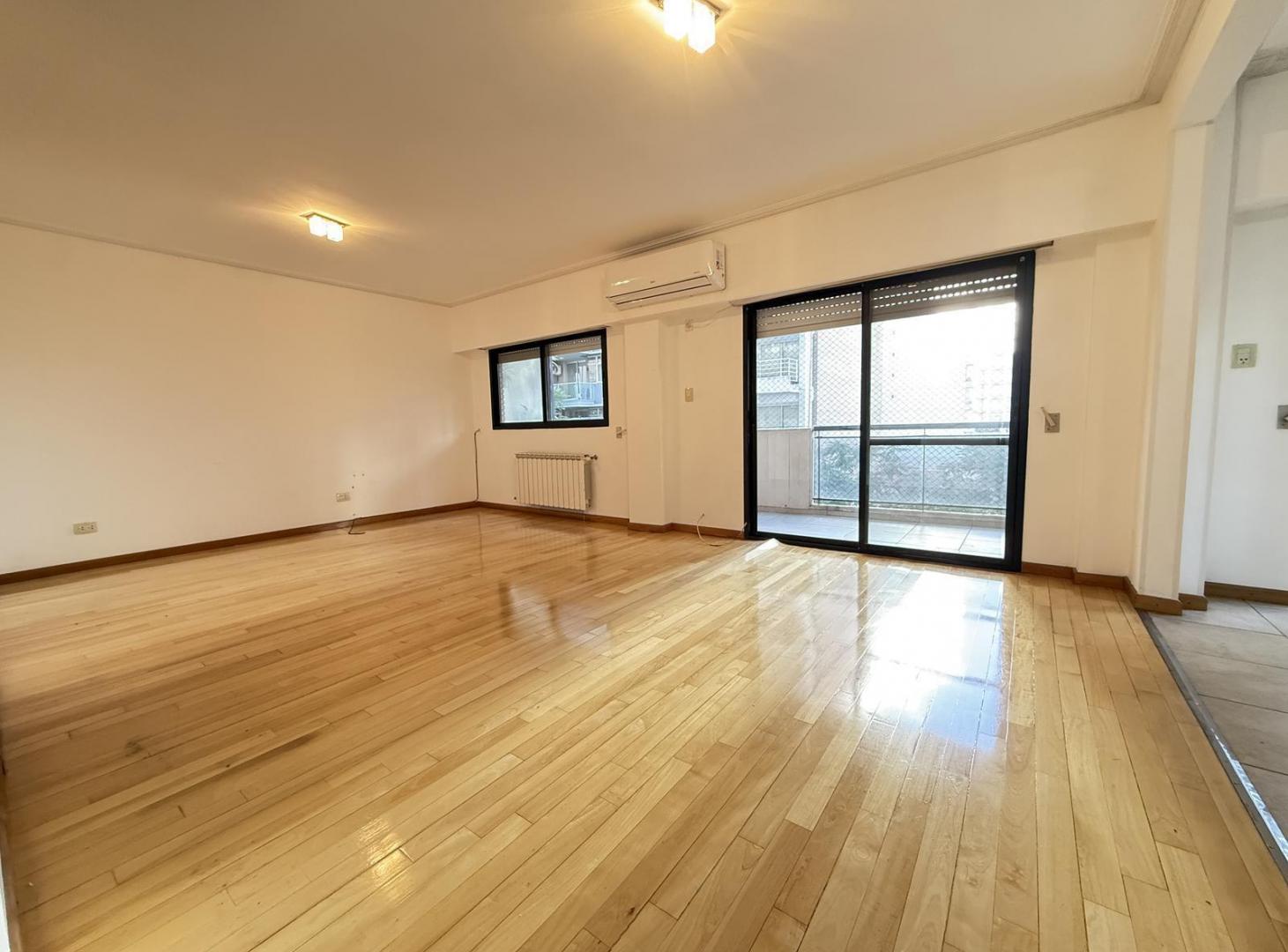 Foto de Semipiso amplísimo en inmejorable ubicación. Doble balcón. Cochera, imagen 2