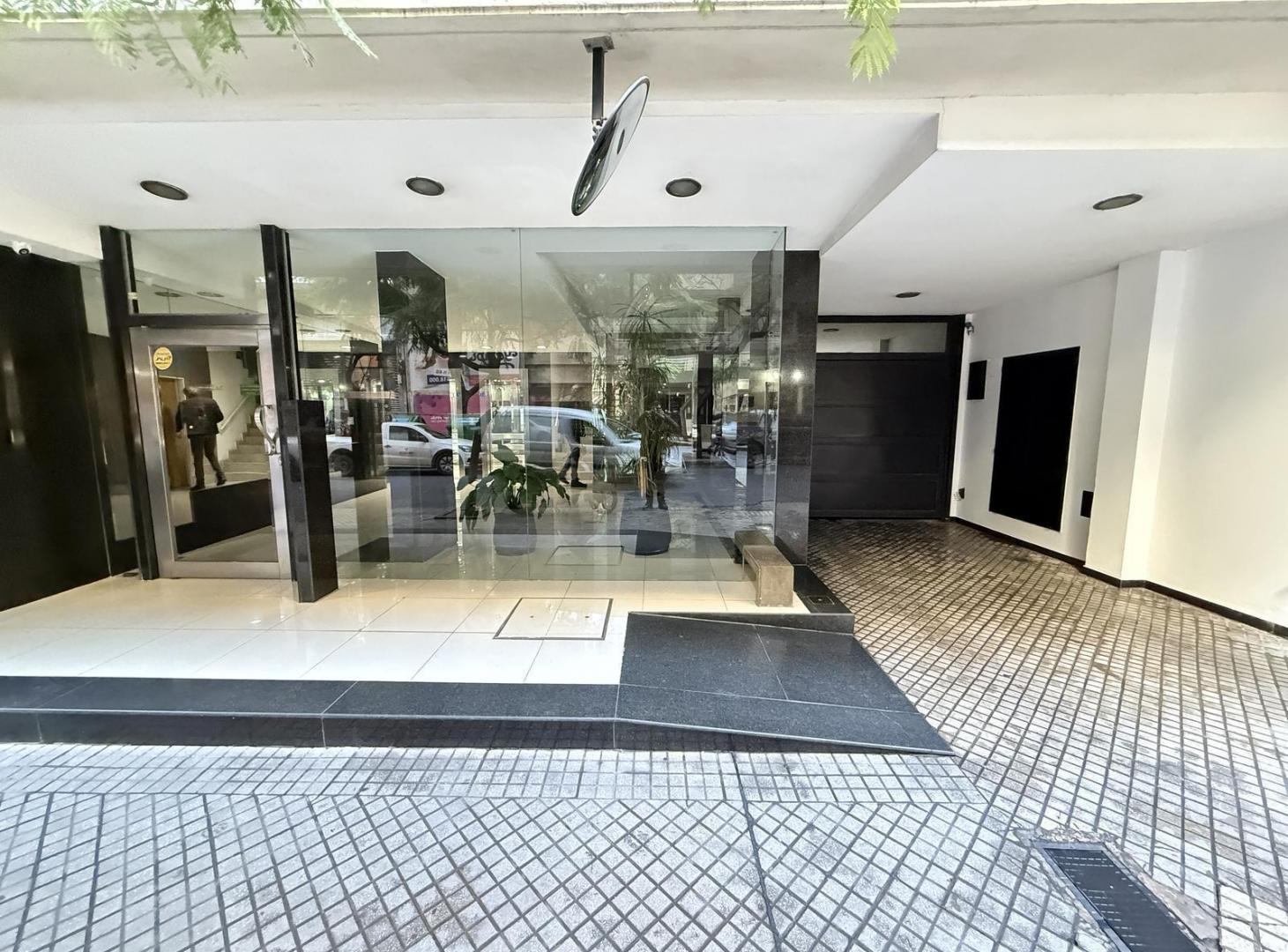 Foto de Semipiso amplísimo en inmejorable ubicación. Doble balcón. Cochera, imagen 1