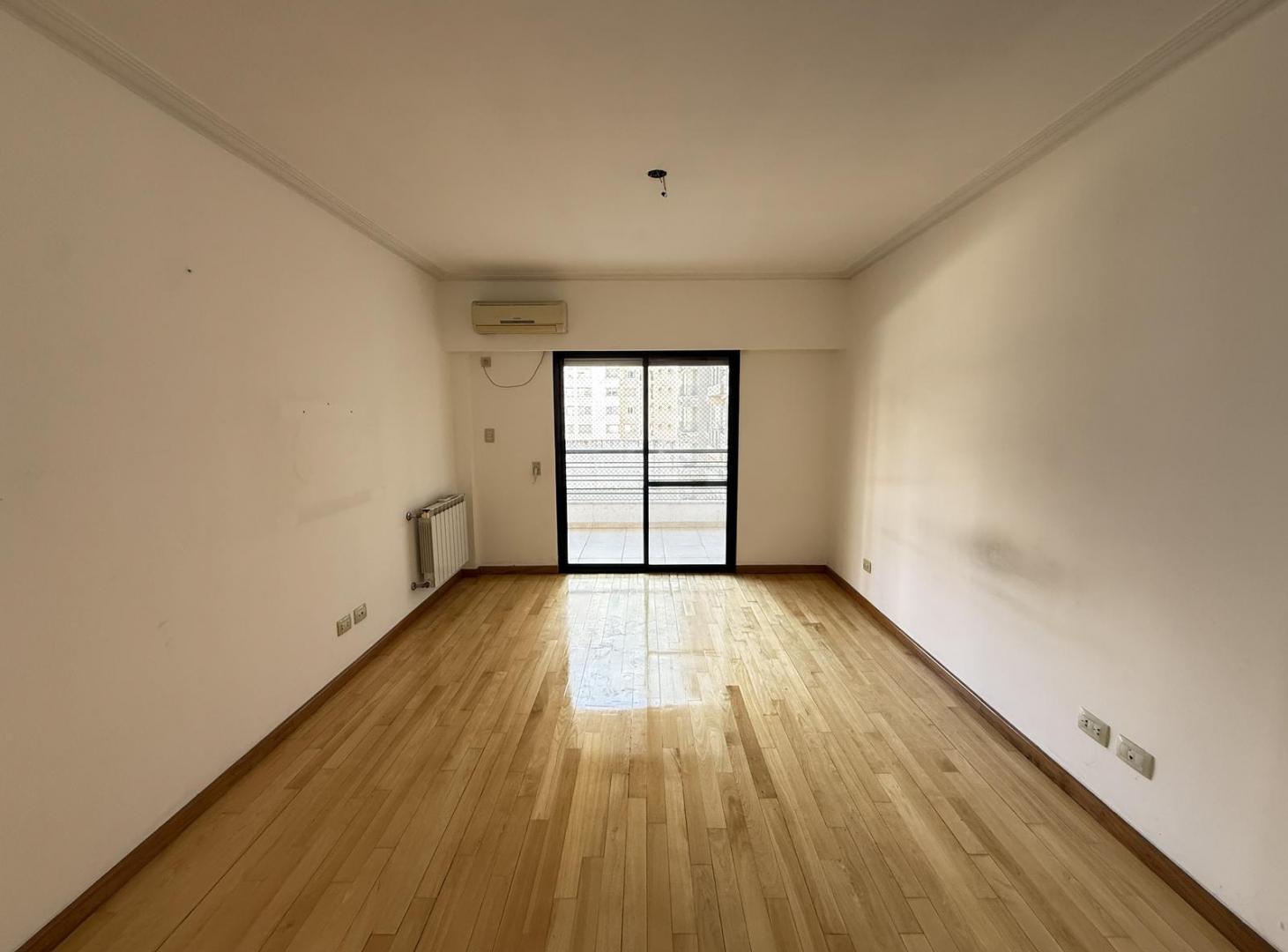 Foto de Semipiso amplísimo en inmejorable ubicación. Doble balcón. Cochera, imagen 4
