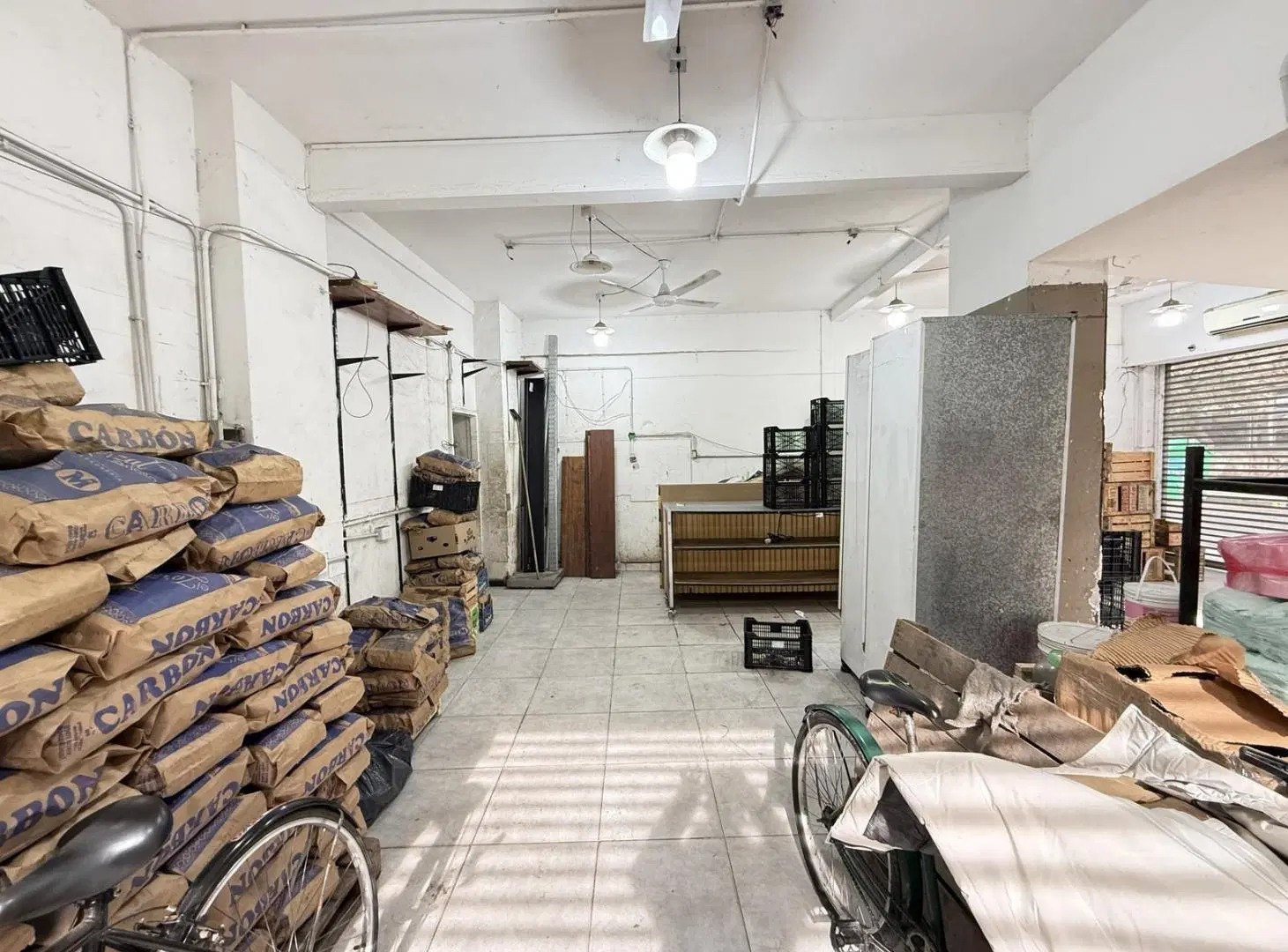 Local comercial centrico en esquina. Vidrieras a ambas calles 4