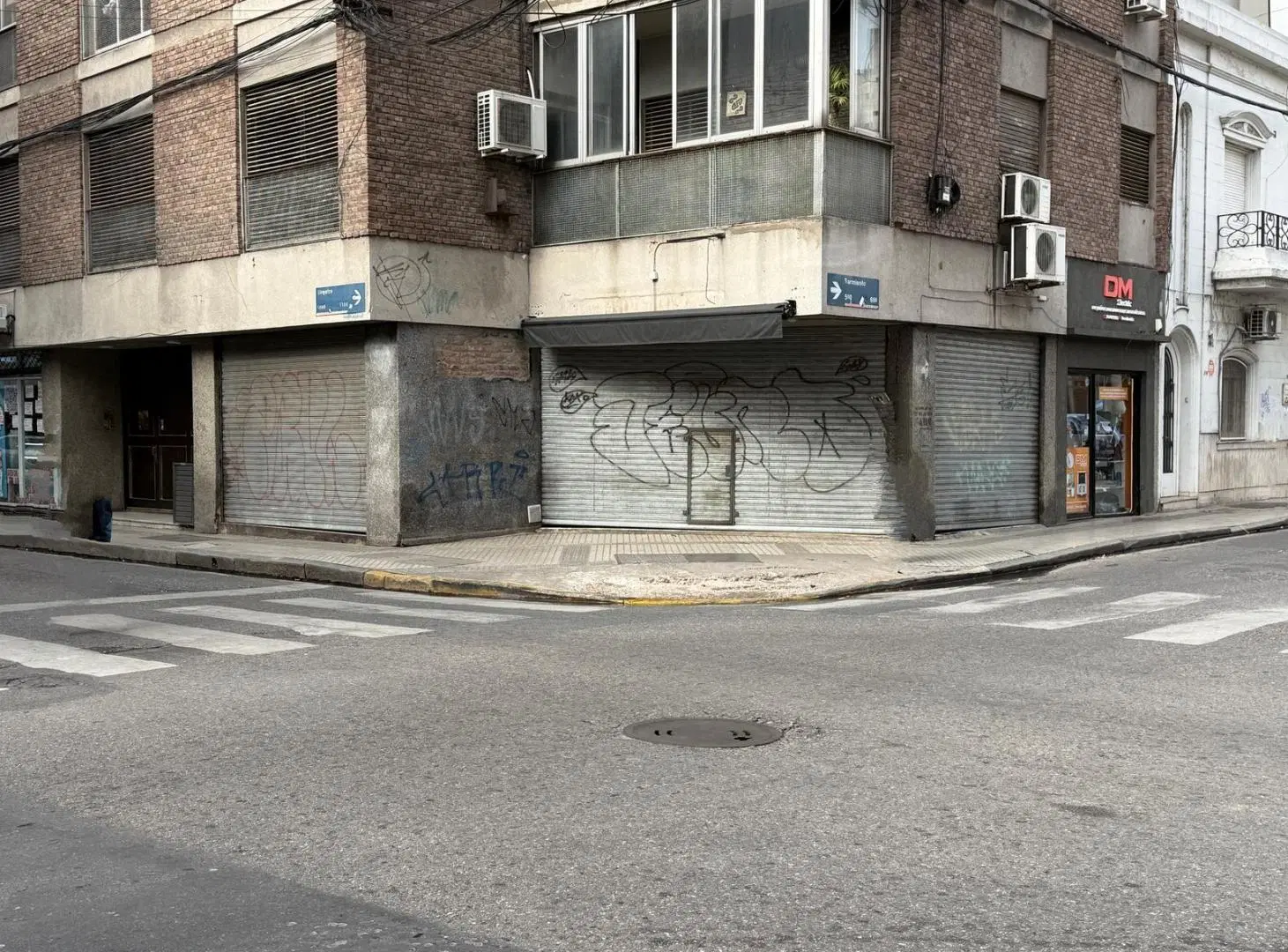 Local comercial centrico en esquina. Vidrieras a ambas calles 1