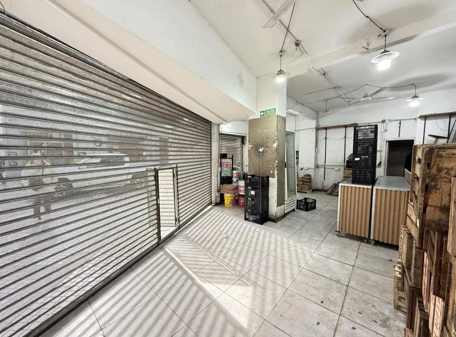 Local comercial centrico en esquina. Vidrieras a ambas calles 6