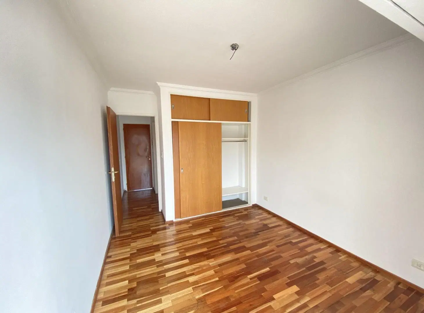 Semipiso. Dos balcones. Cocina independiente. Pisos madera 1