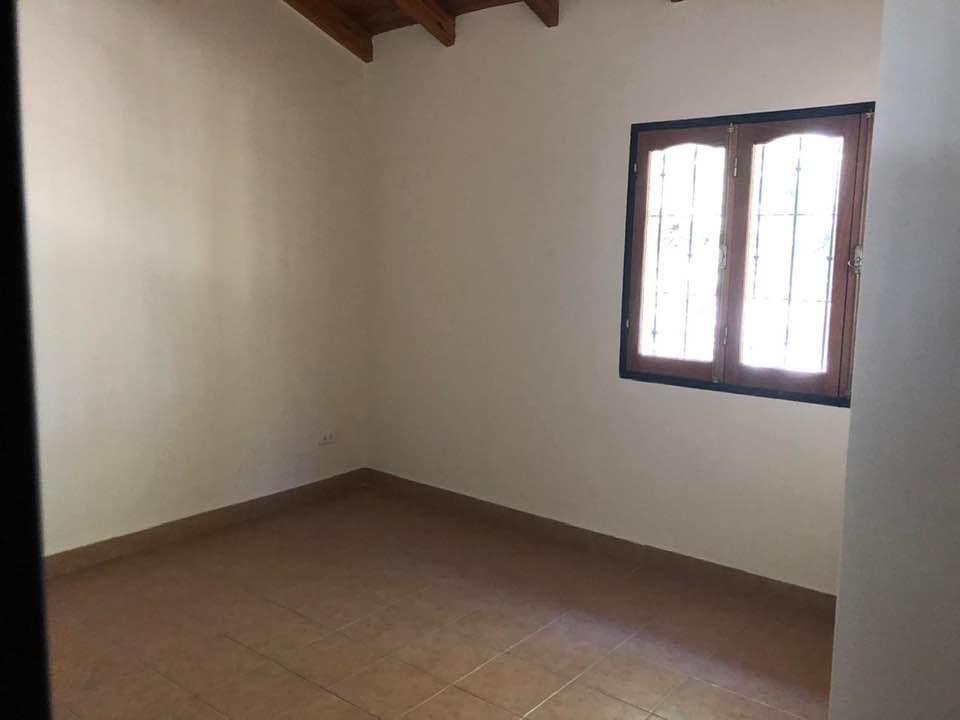 Se Vende Casa Muy Luminosa con Amplio Terreno y Pileta 3