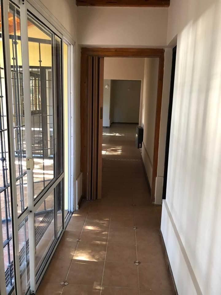 Se Vende Casa Muy Luminosa con Amplio Terreno y Pileta 5