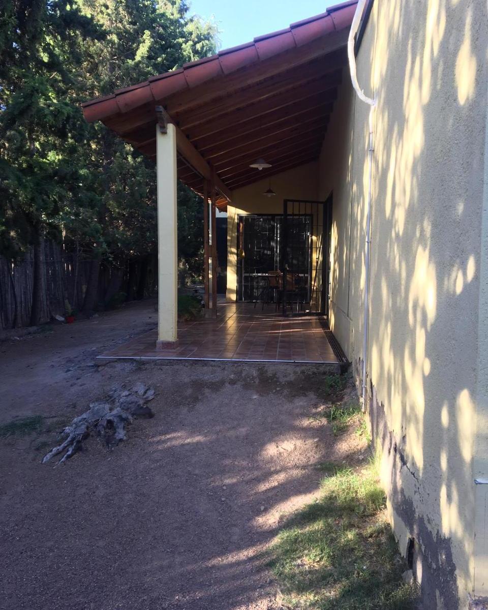 Se Vende Casa Muy Luminosa con Amplio Terreno y Pileta 2
