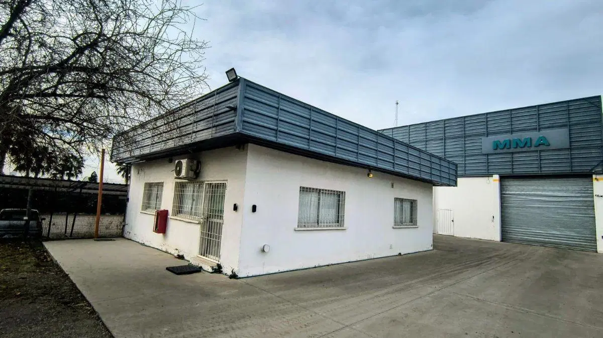 Galpón en alquiler de 1500m2 ubicado en Luzuriaga 2