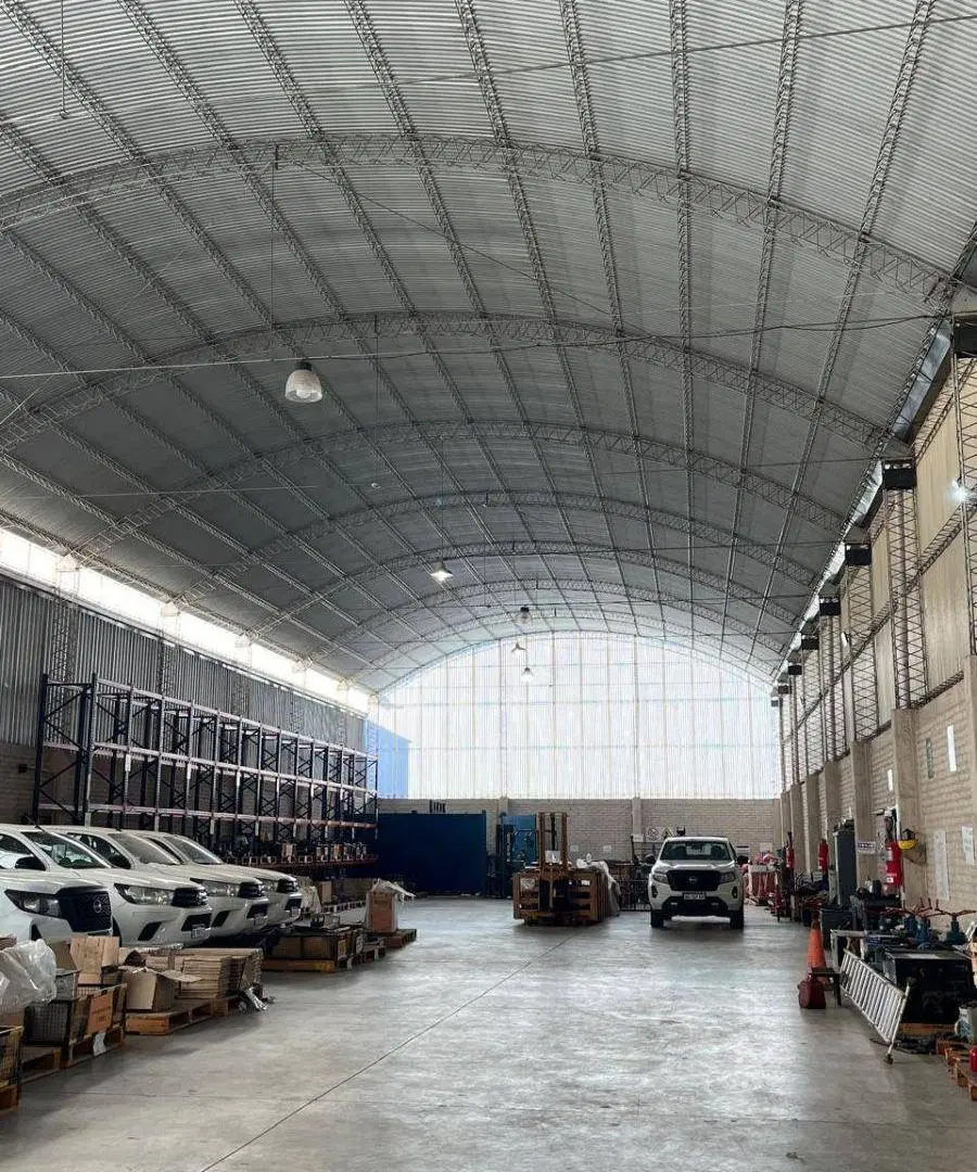 Galpón en alquiler de 1500m2 ubicado en Luzuriaga 5