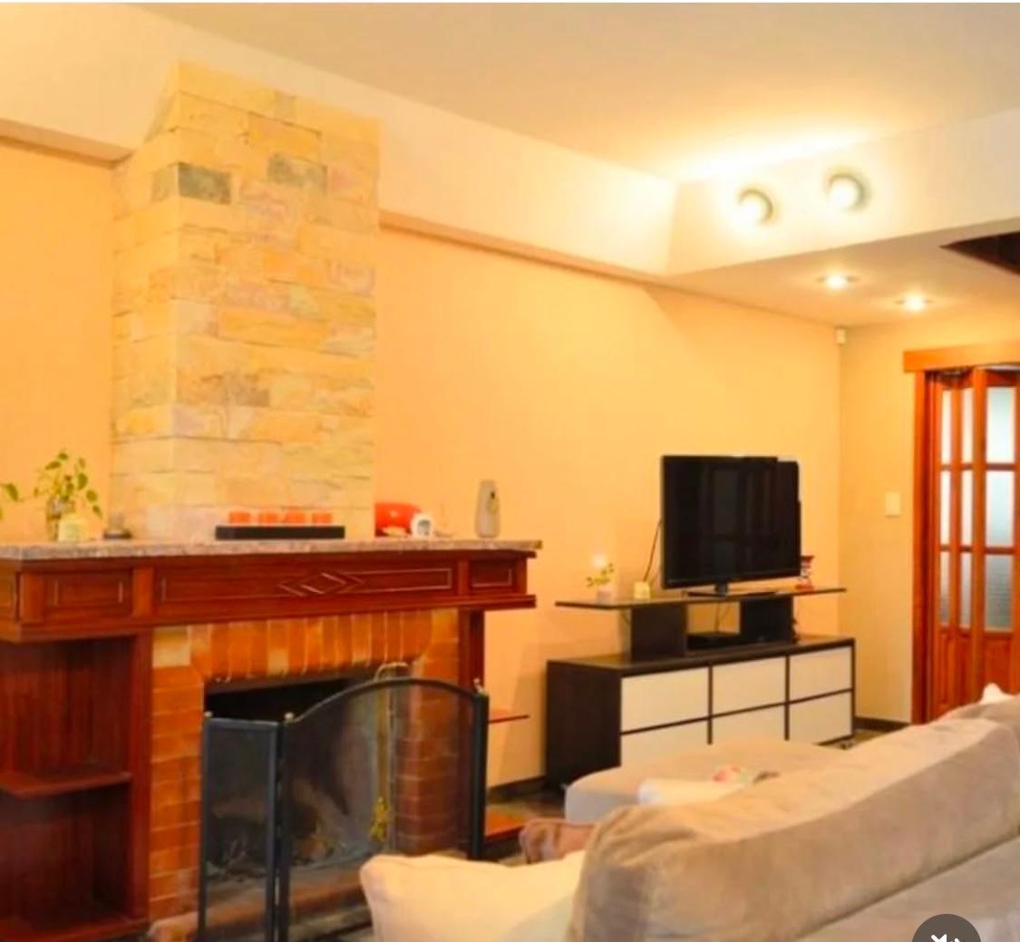 Venta Casa 5 Ambientes Patio Jardin y Doble Cochera en Lanús 1