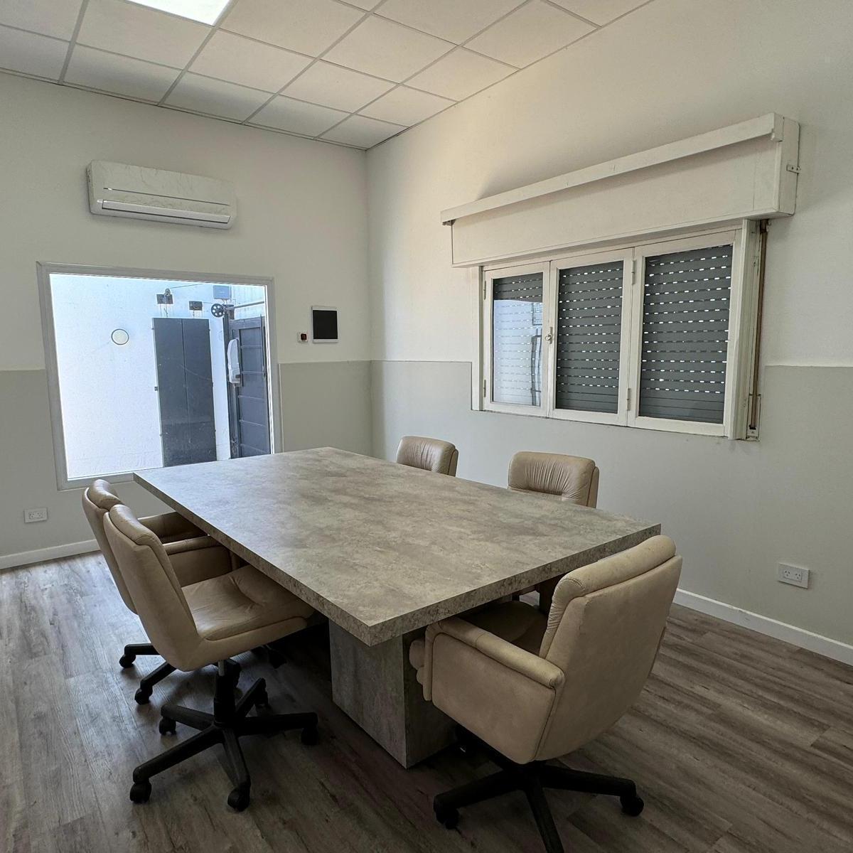 Casa 4 Ambientes con Cochera, Patio y Parque. 1085 m² Construibles. Venta - San Martin 4