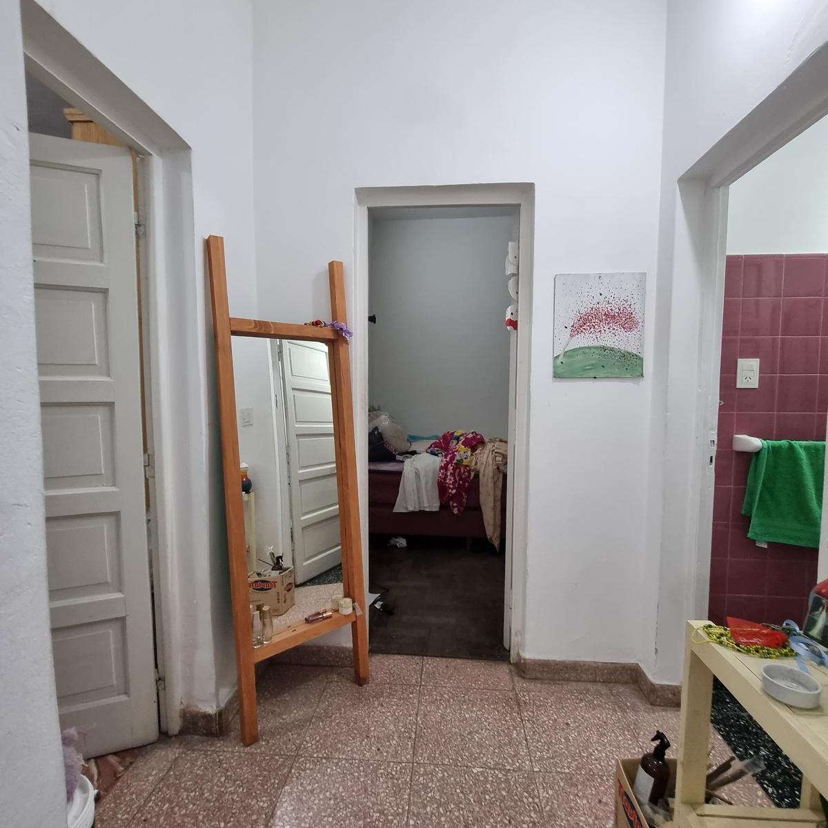 Casa 3 ambientes con entrada para auto y jardín.