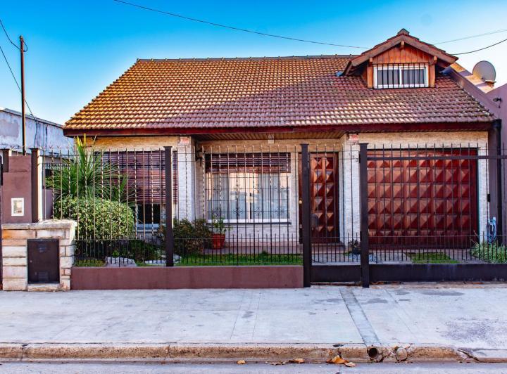 OPORTUNIDAD EN HAEDO! CASA 3 AMBIENTES CON  DEPARTAMENTO TIPO DÚPLEX SOBRE AMPLIO LOTE 4