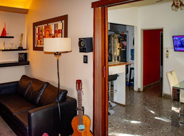 OPORTUNIDAD EN HAEDO! CASA 3 AMBIENTES CON  DEPARTAMENTO TIPO DÚPLEX SOBRE AMPLIO LOTE 1
