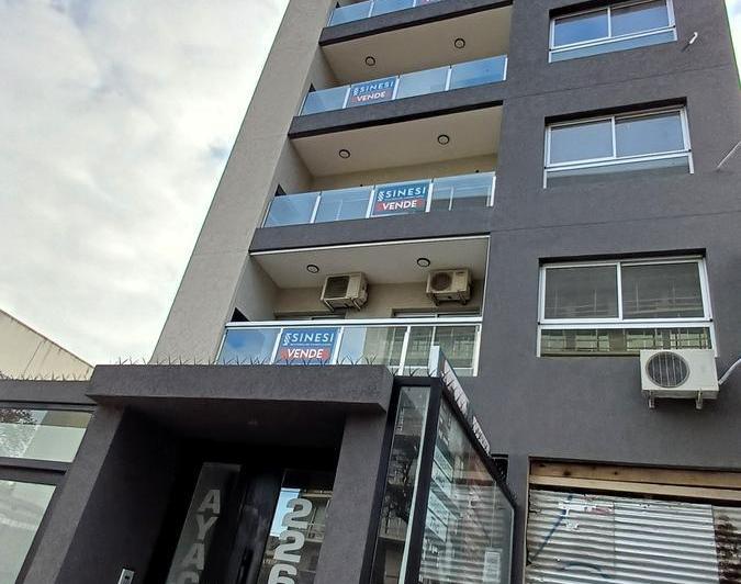 Departamento 3 ambientes-San Martin, 2 baños, 2 balcones, parrilla. Lavadero.Venta 5