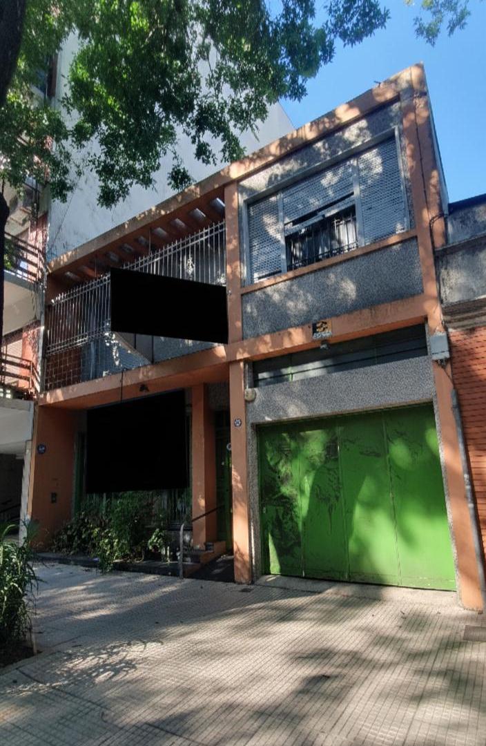 CASA EN VENTA 8 AMBIENTES CON PATIO Y GARAGE