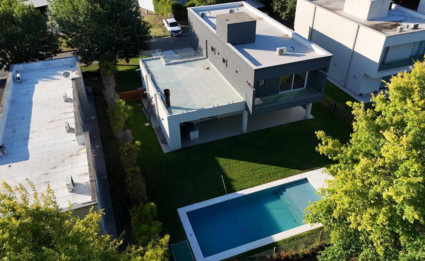 Casa 4 ambientes a estrenar! con piscina en VENTA