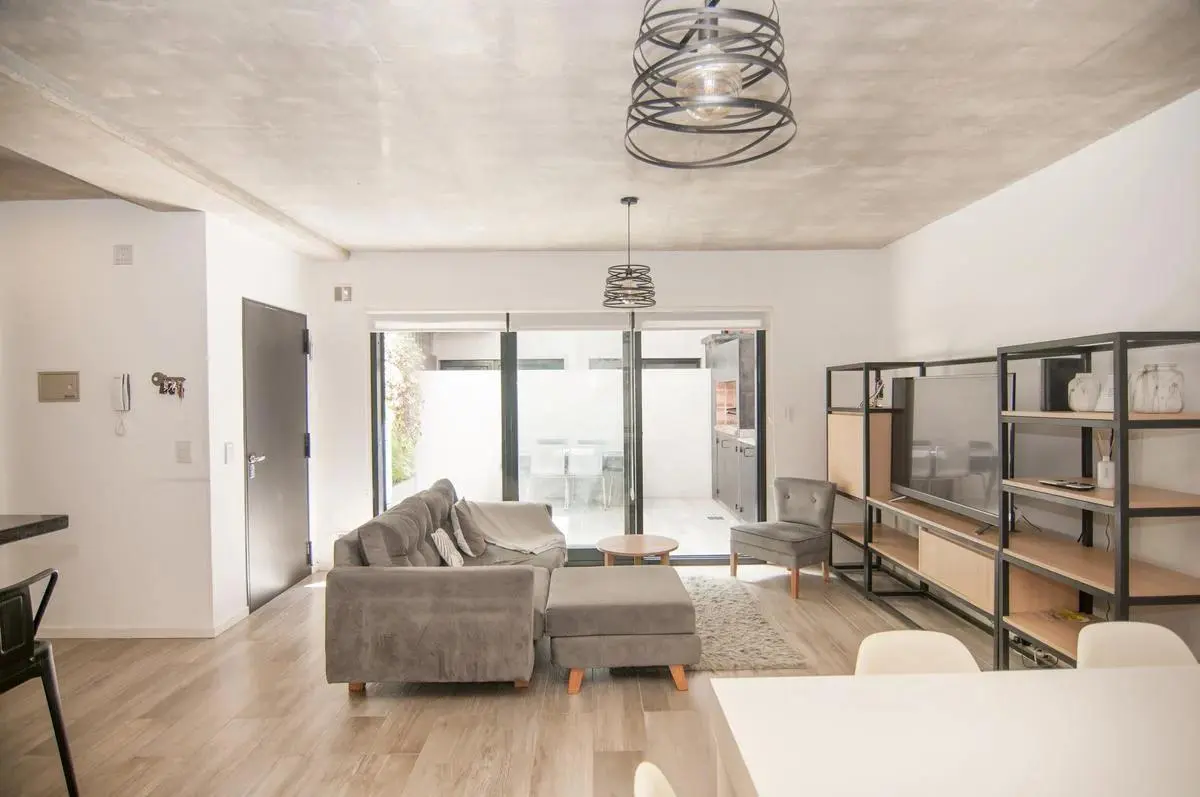 VENTA 4 AMBIENTES 2 COCHERAS CON PATIO Y PARRILLA CABALLITO, FINANCIADO 2