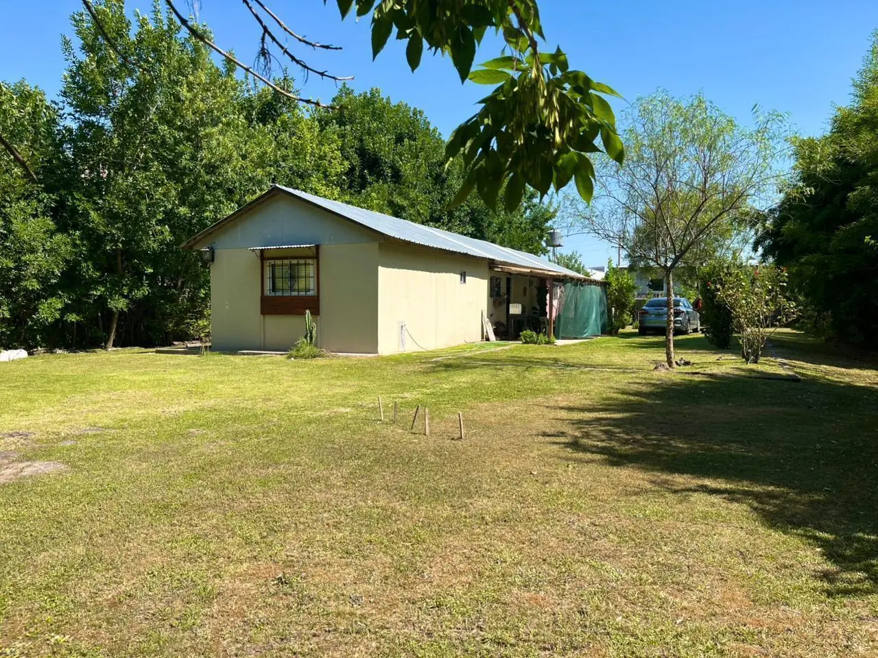 Venta 2 Casas de 3 y 2 ambientes construcción industrial lote propio 1.000 mts Exaltación de la Cruz 3