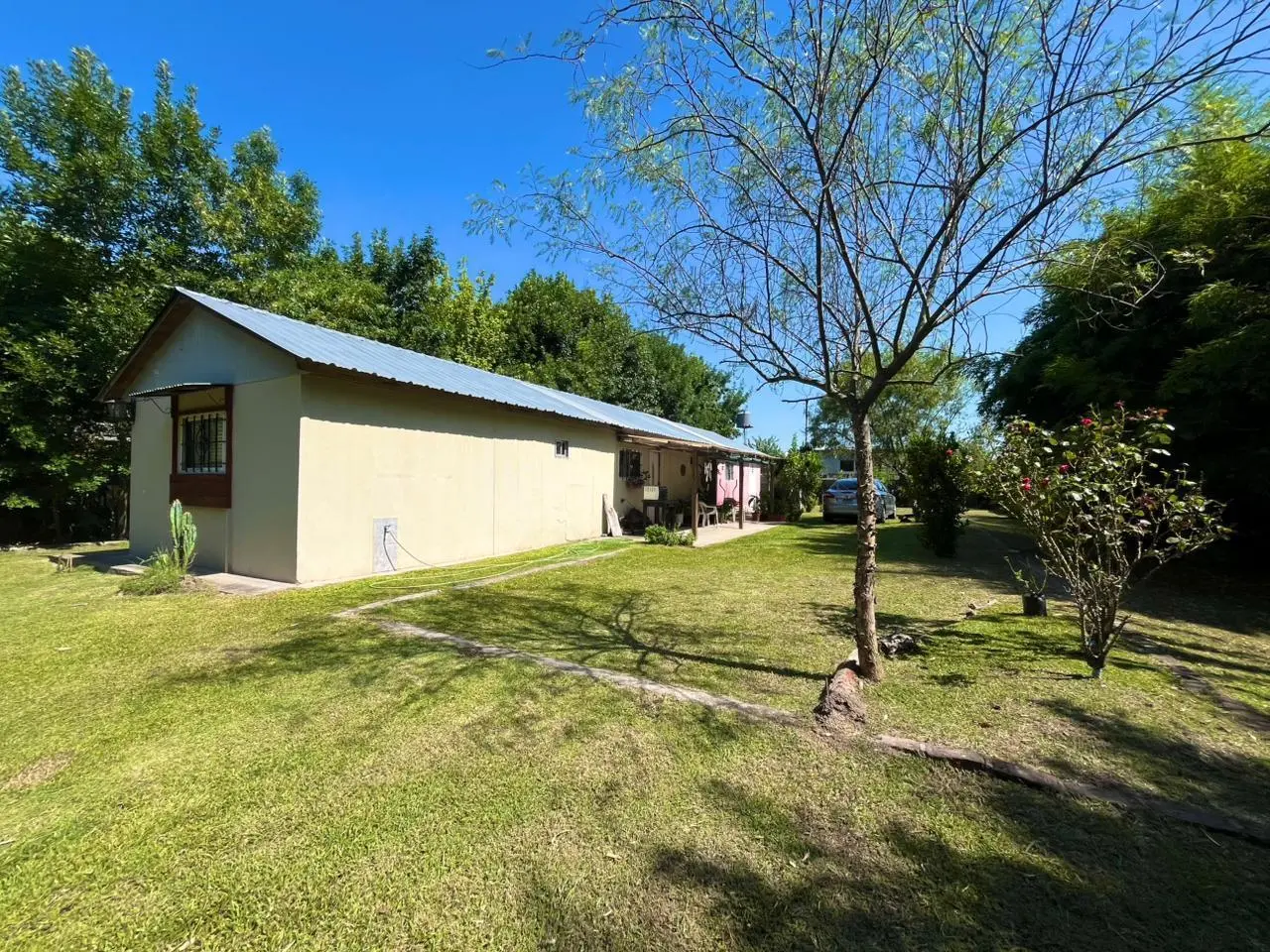 Venta 2 Casas de 3 y 2 ambientes construcción industrial lote propio 1.000 mts Exaltación de la Cruz 2