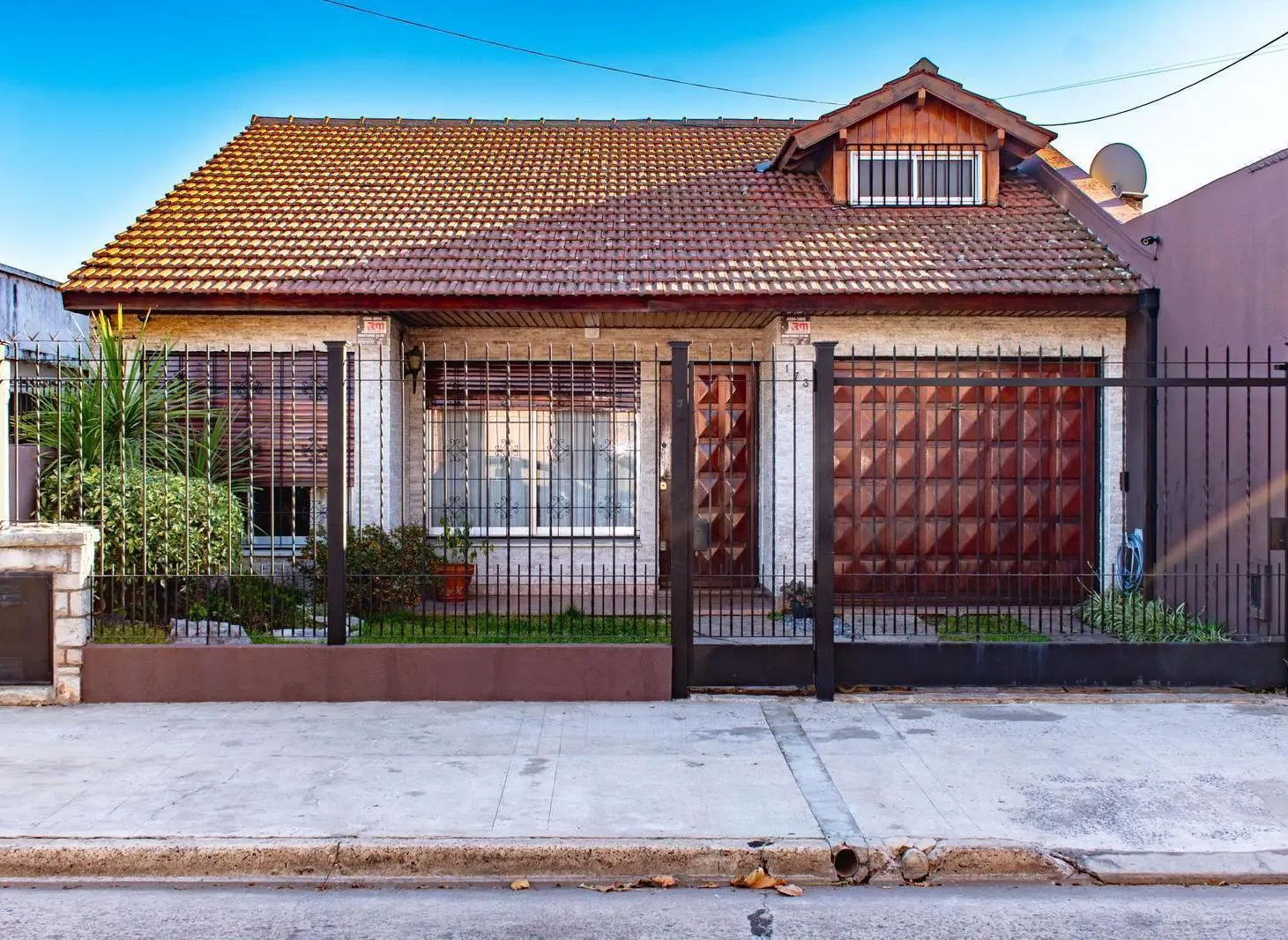 VENTA CASA 3 AMBIENTES CON  DEPARTAMENTO TIPO DÚPLEX SOBRE AMPLIO LOTE 2