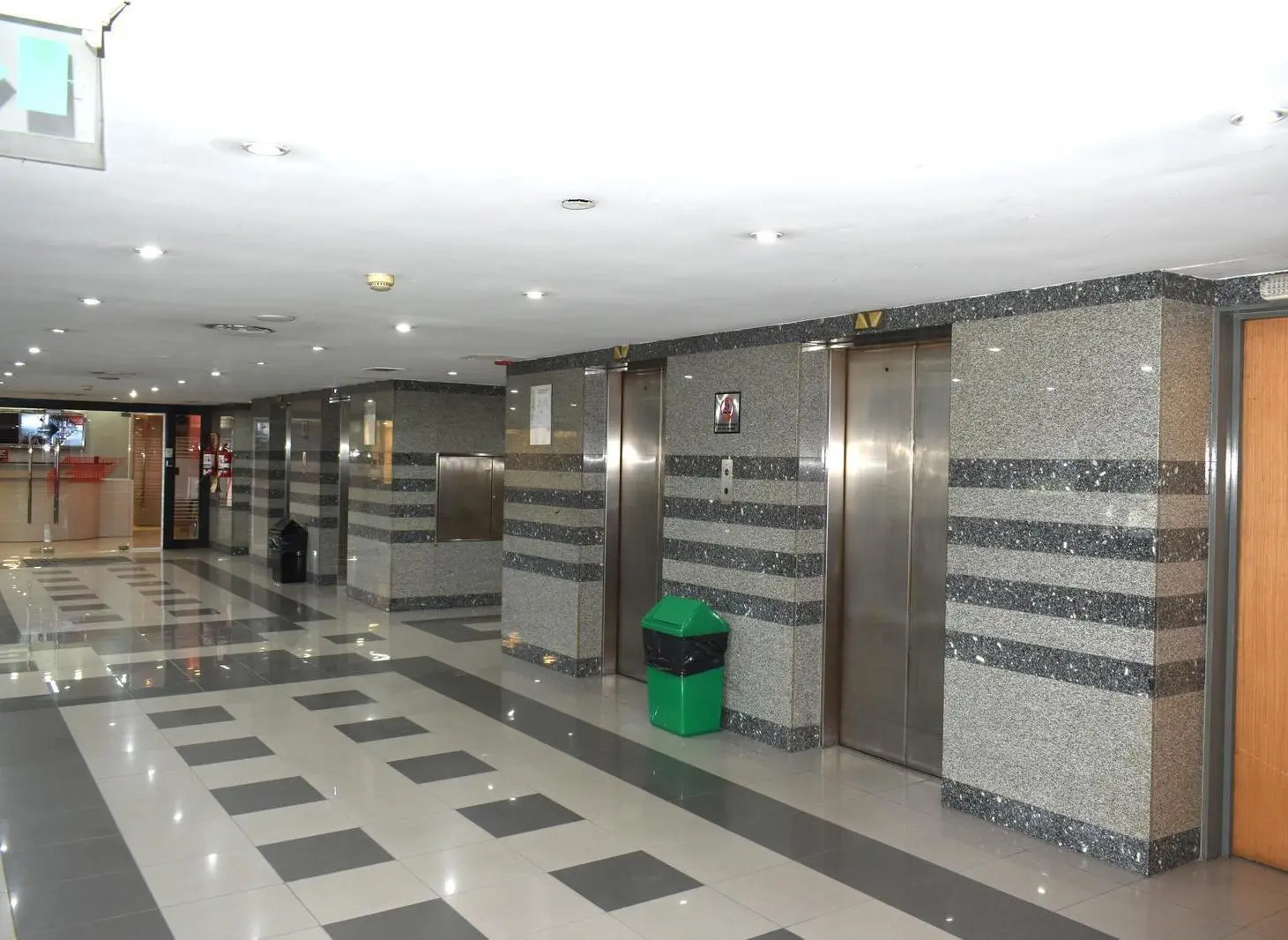 OFICINA ALQUILER | EDIFICIO WORLD TRADE CENTER | 450 M2 + 4 COCHERAS | LIMA AL 300 5
