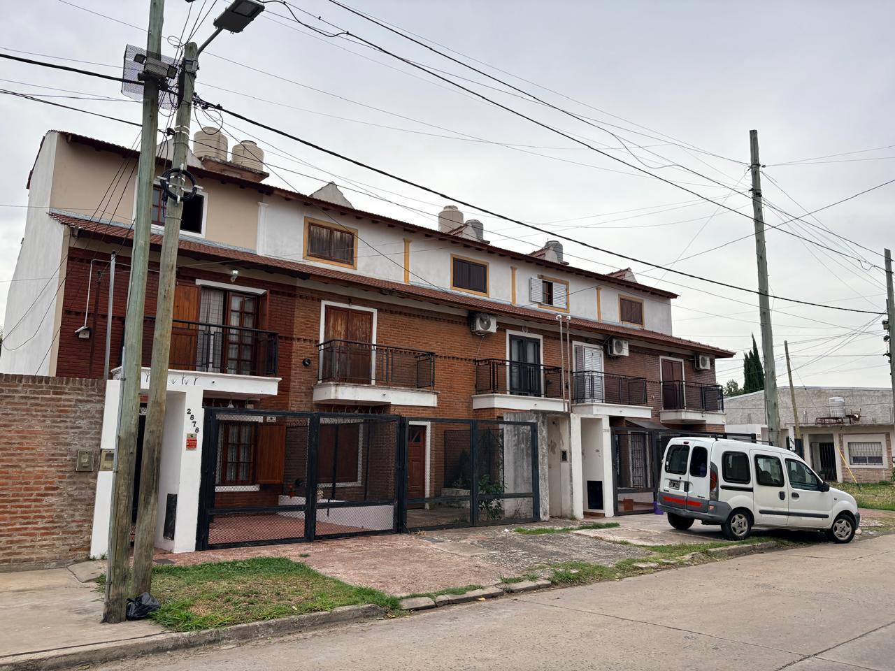 Casa 4 ambientes con cochera y patio, Quilmes en venta