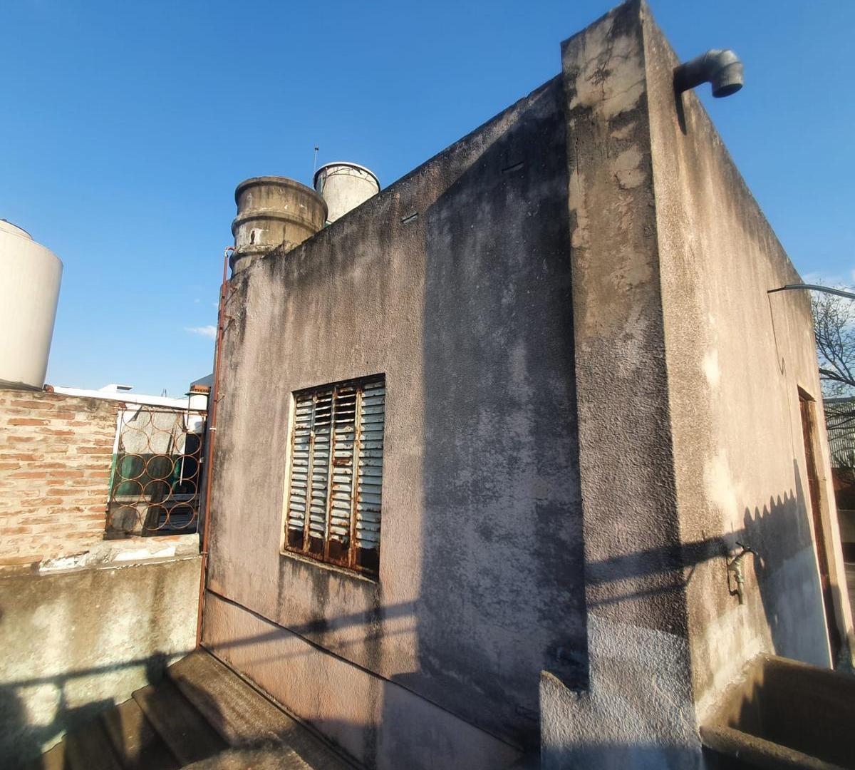 Casa en caseros 3 ambientes + galpón