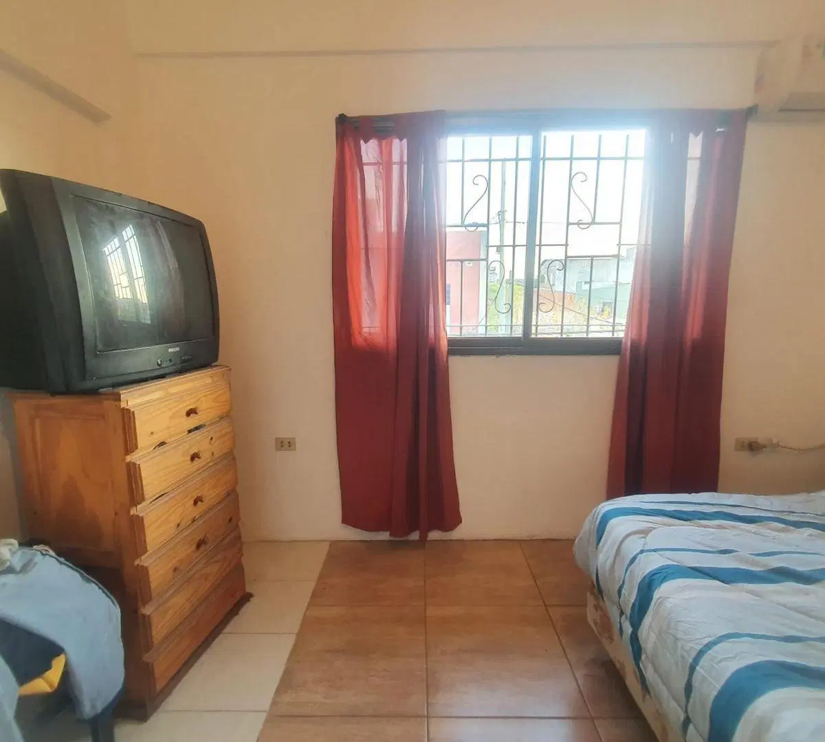 Casa en caseros 3 ambientes + galpón 8