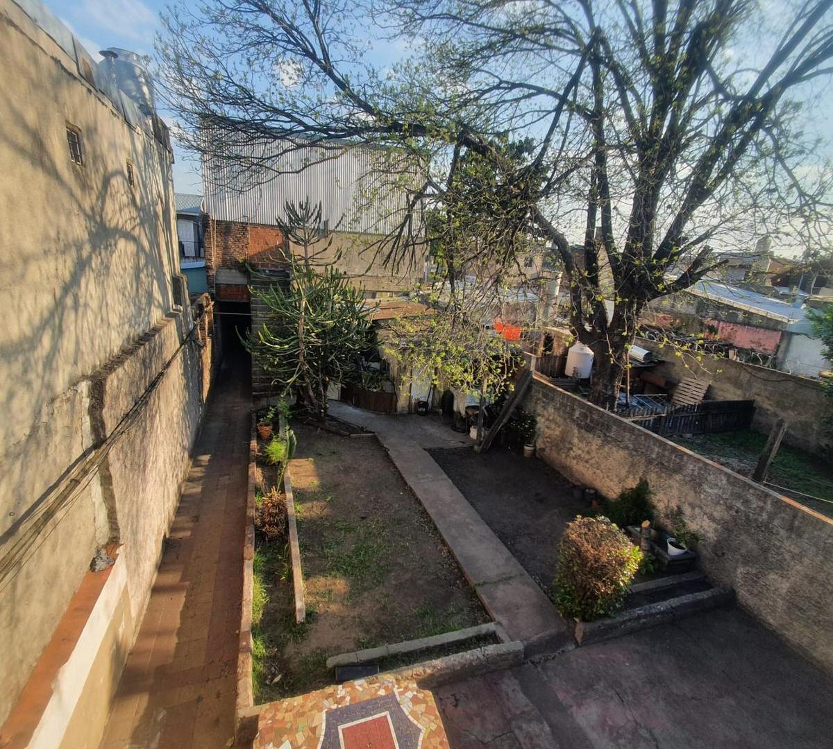 Casa en caseros 3 ambientes + galpón
