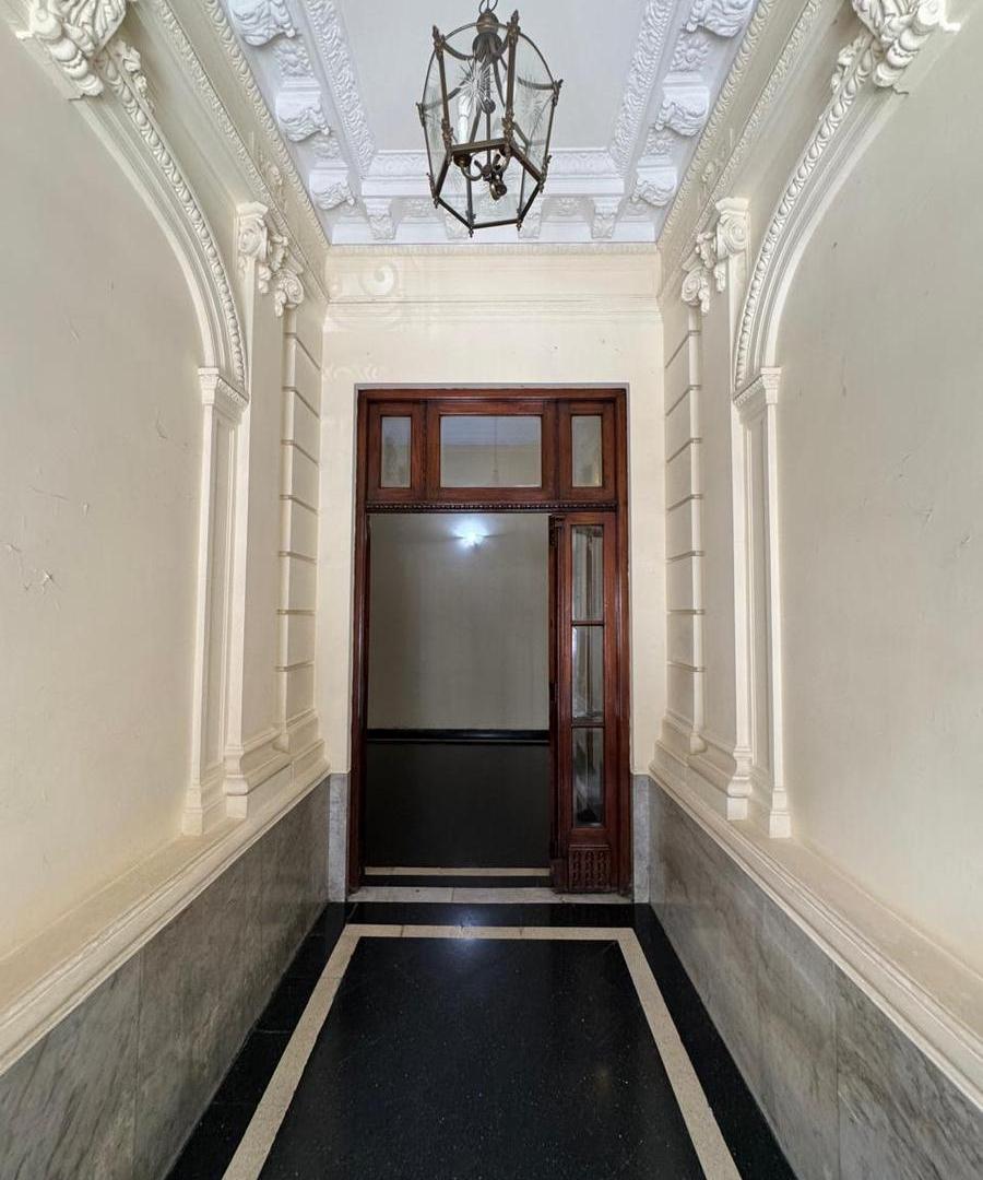 Departamento 4 ambientes más dependencias en Balvanera semipiso señorial venta