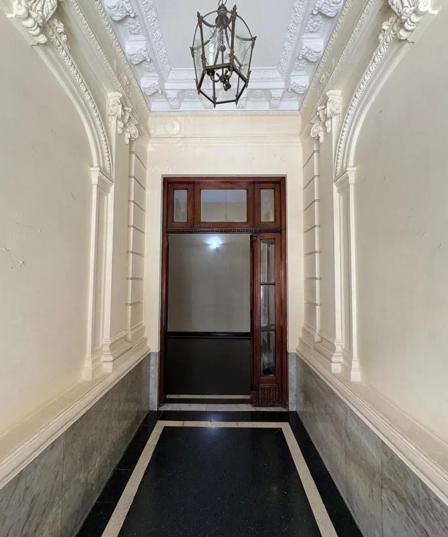 Departamento 4 ambientes más dependencias en Balvanera semipiso señorial venta 2