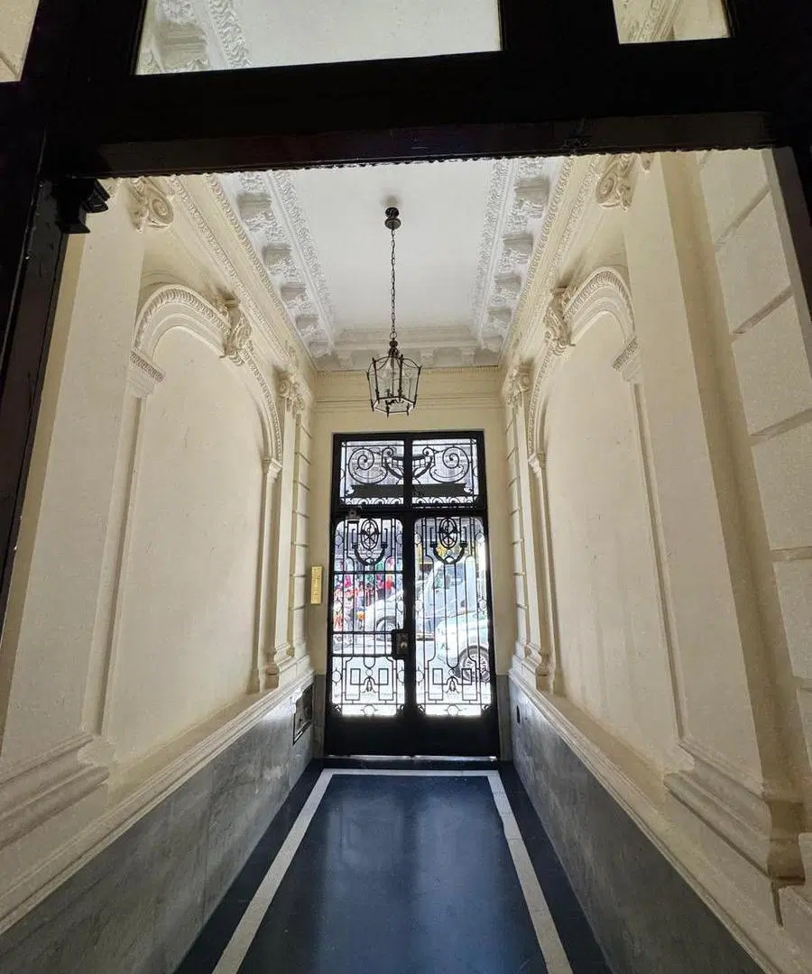 Departamento 4 ambientes más dependencias en Balvanera semipiso señorial venta 3