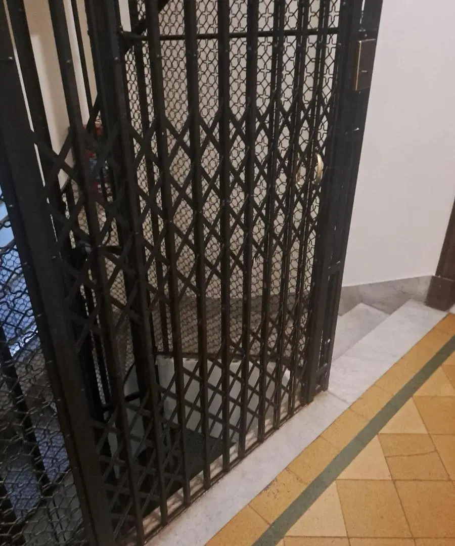 Departamento 4 ambientes más dependencias en Balvanera semipiso señorial venta 5