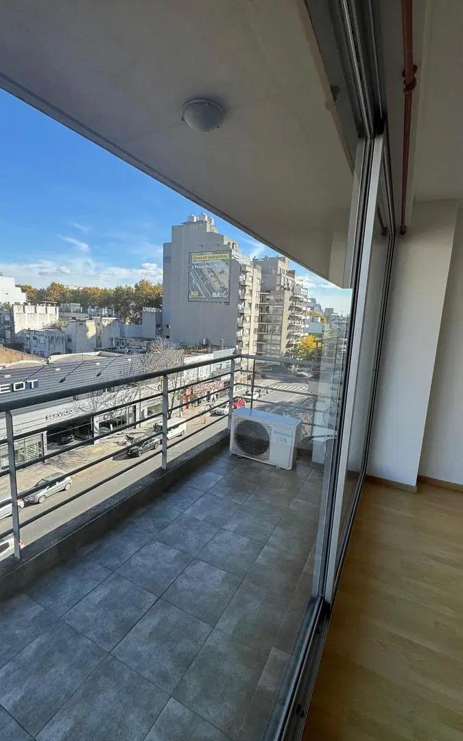 DEPARTAMENTO CON BALCÓN AL FRENTE ALQUILER 3
