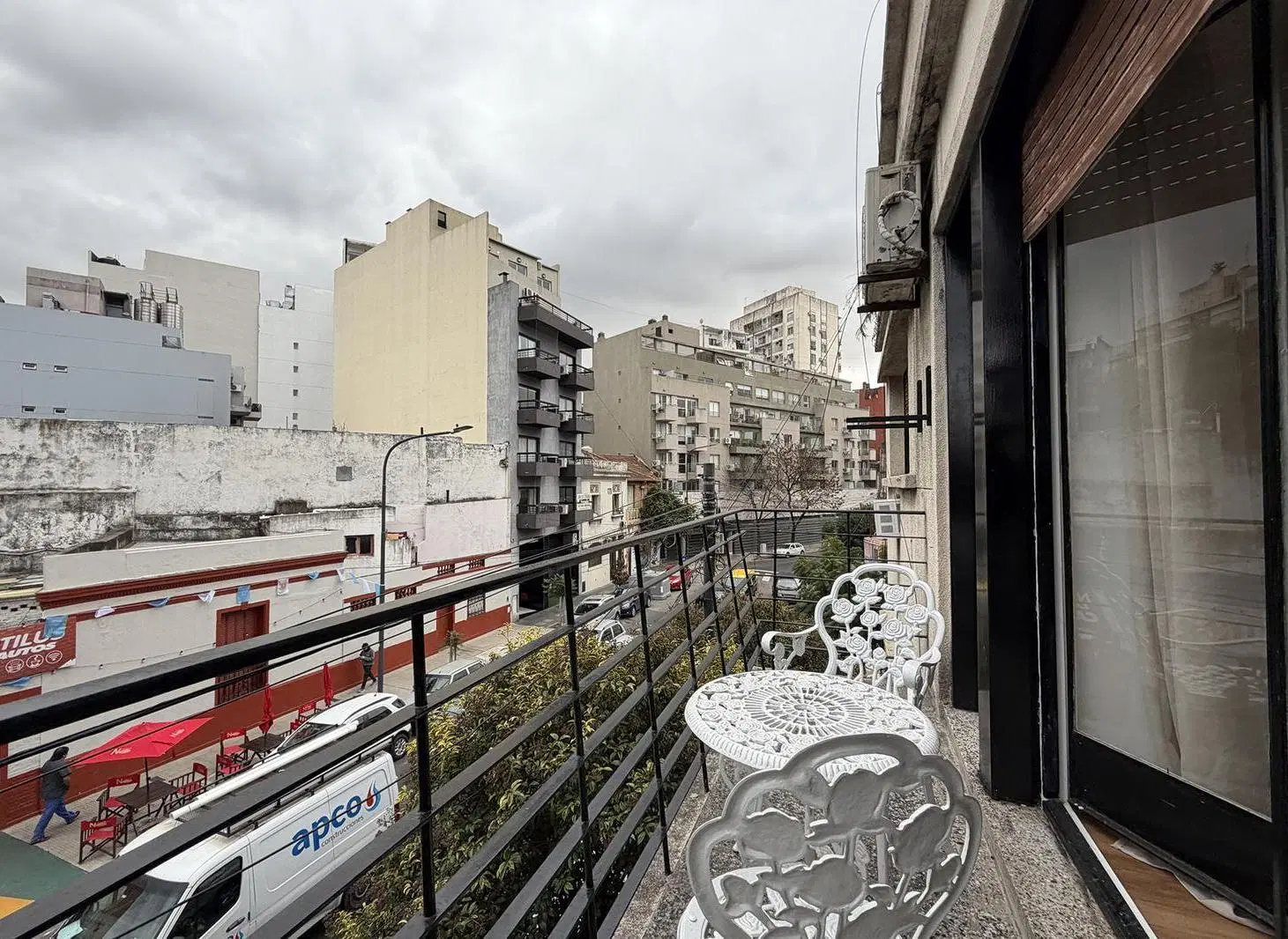 VENTA DE DEPARTAMENTO DE 3 AMBIENTES CON BALCON EN RECOLETA 2