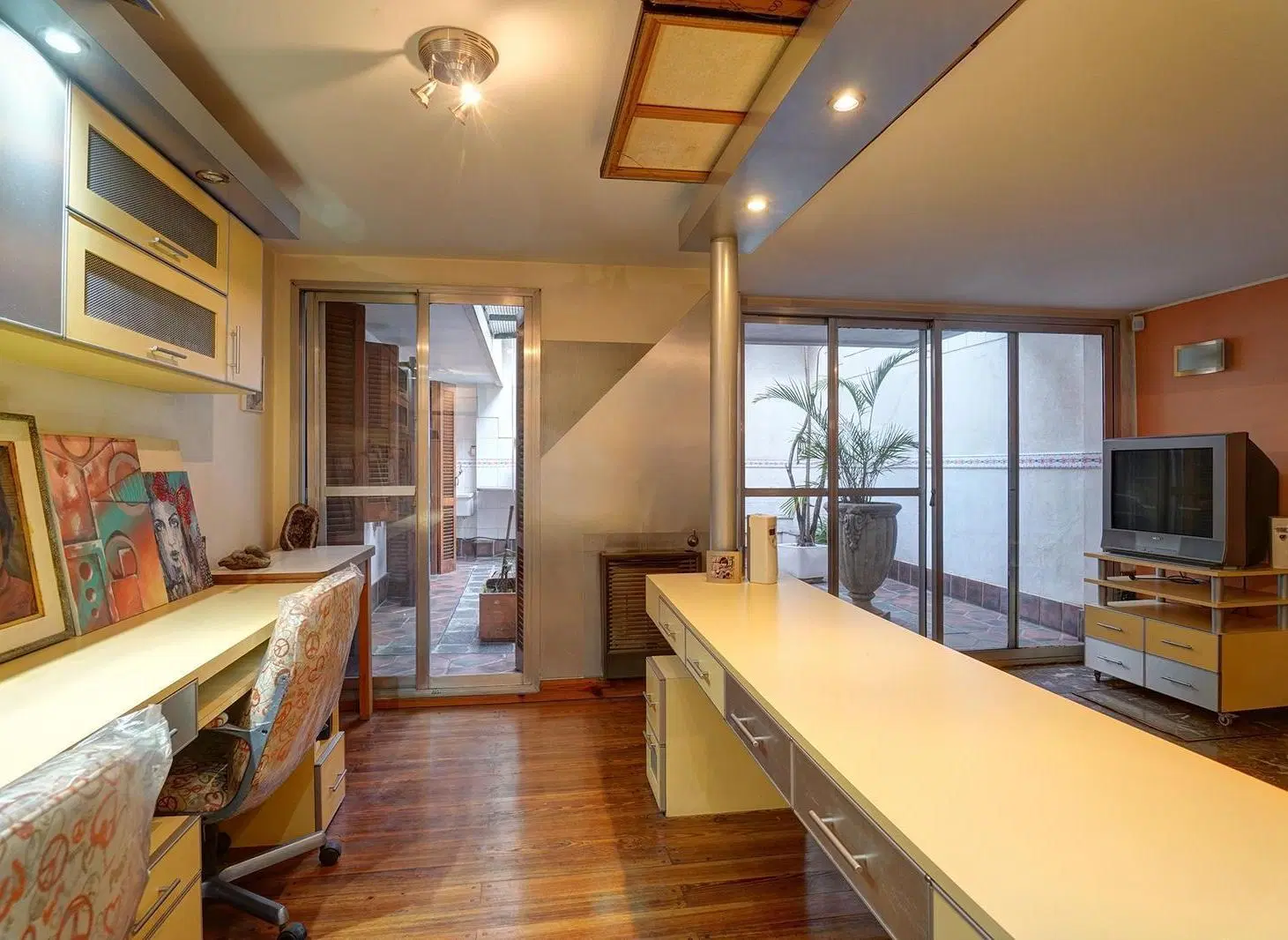 Casa de Dos Pisos con Patio Parrilla, Terraza, Doble Cochera en Villa del Parque 4