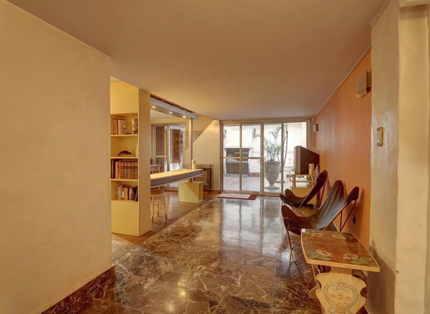 Casa de Dos Pisos con Patio Parrilla, Terraza, Doble Cochera en Villa del Parque 3