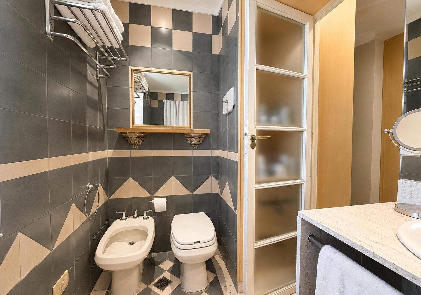 VENTA EXCLUSIVO CHALET INGLES EN VILLA DEVOTO CON PISCINA, JARDIN Y PLAYROOM