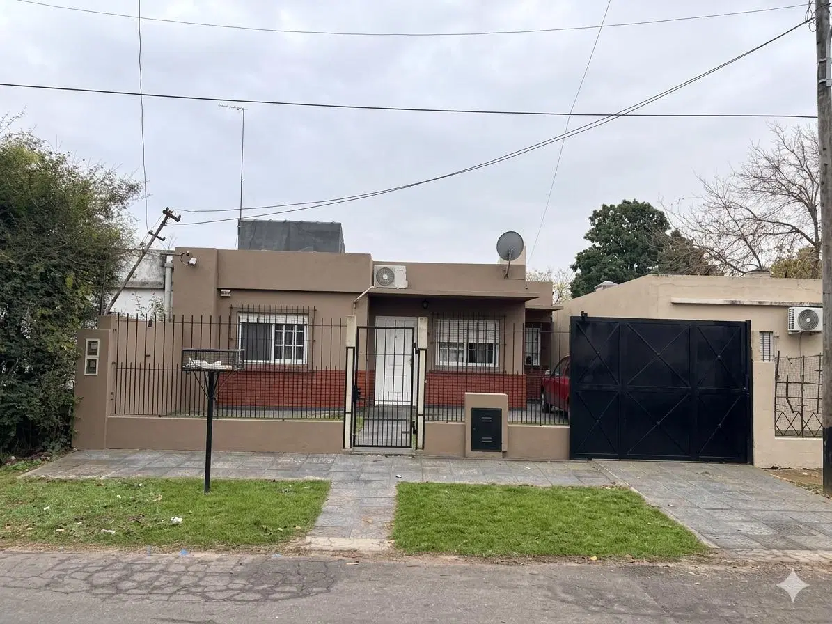 Venta Casa 3 ambientes en Platanos con Jardin Garage y Fondo libre 4