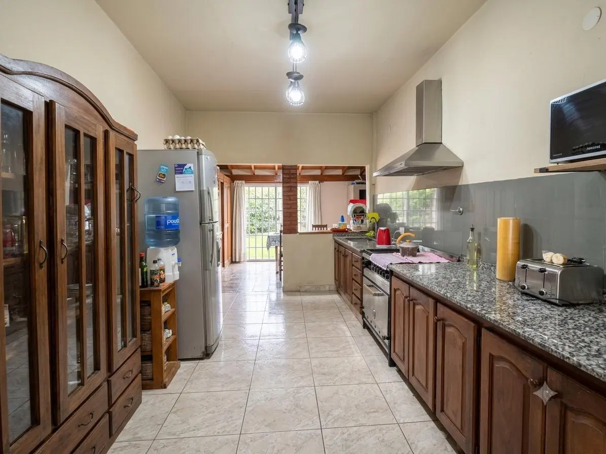 Venta Casa 3 ambientes en Platanos con Jardin Garage y Fondo libre 3