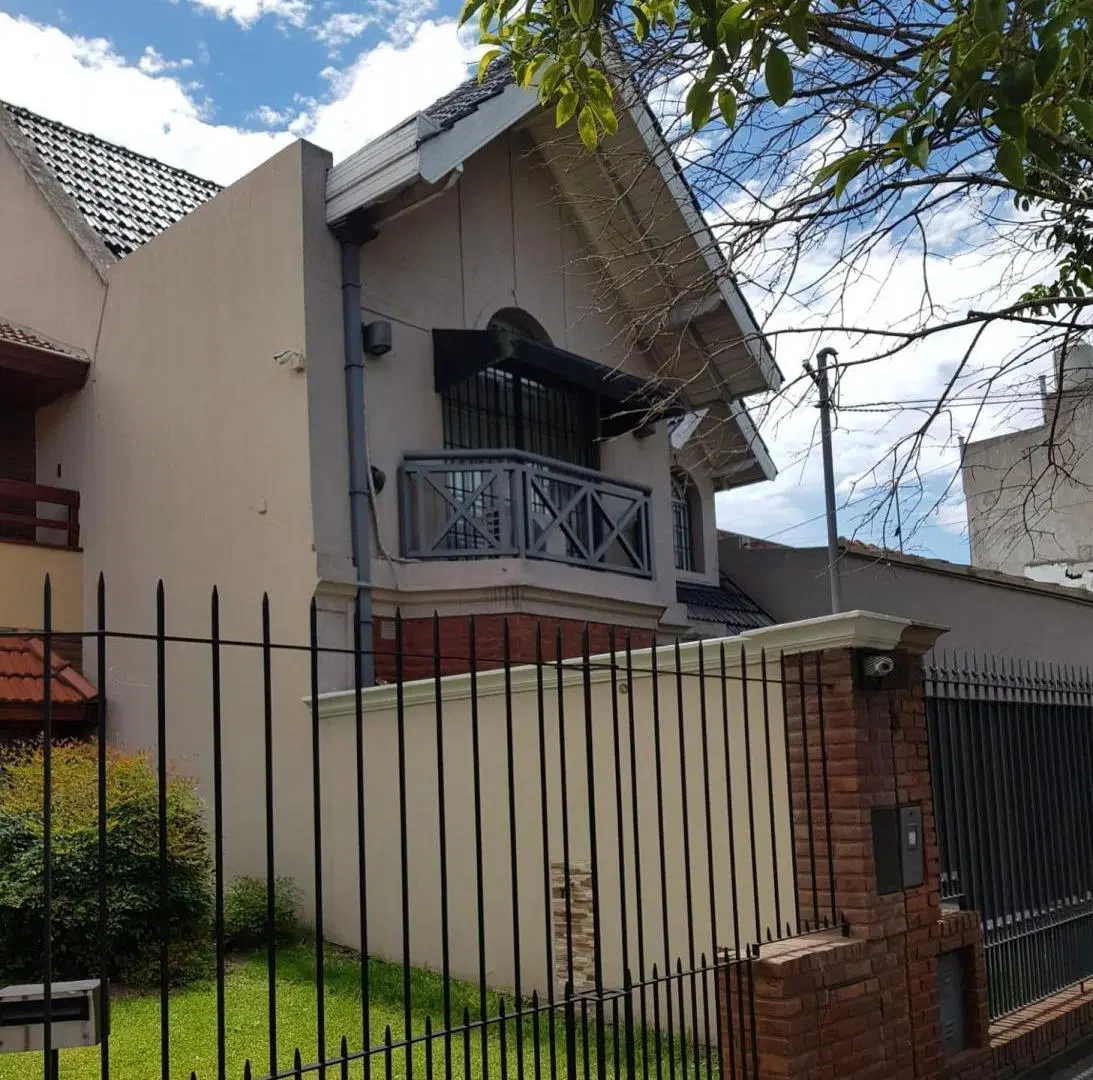 Casa en  Lanus- venta 5 ambientes 3