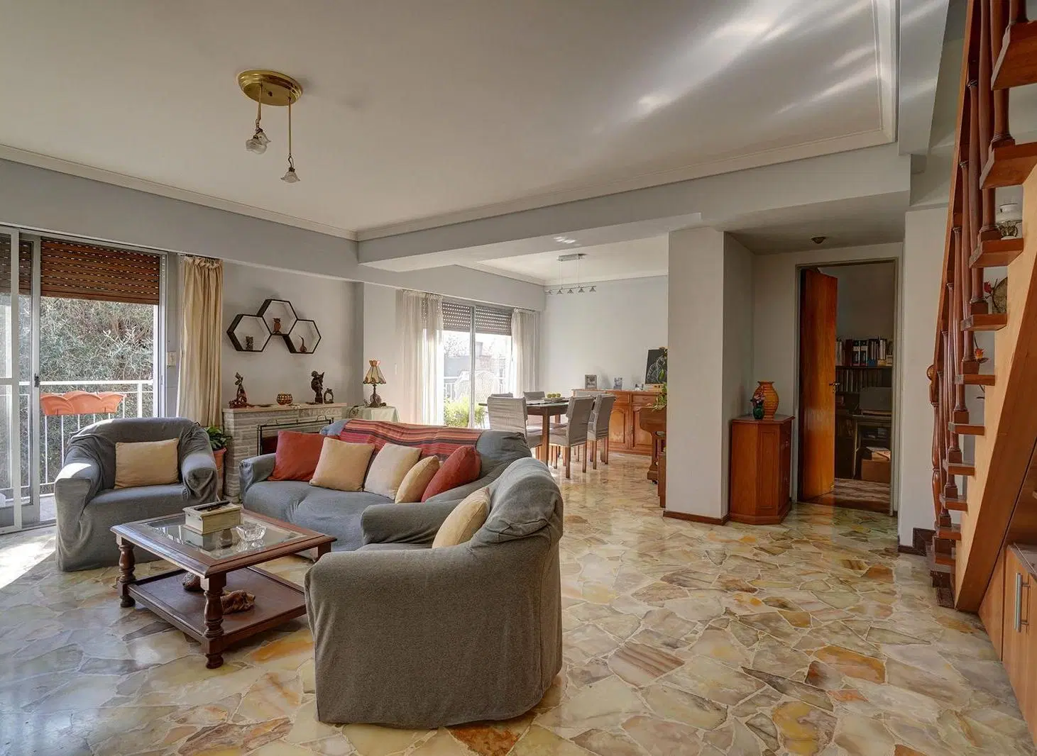 Departamento en dos pisos en Monte Castro venta 5