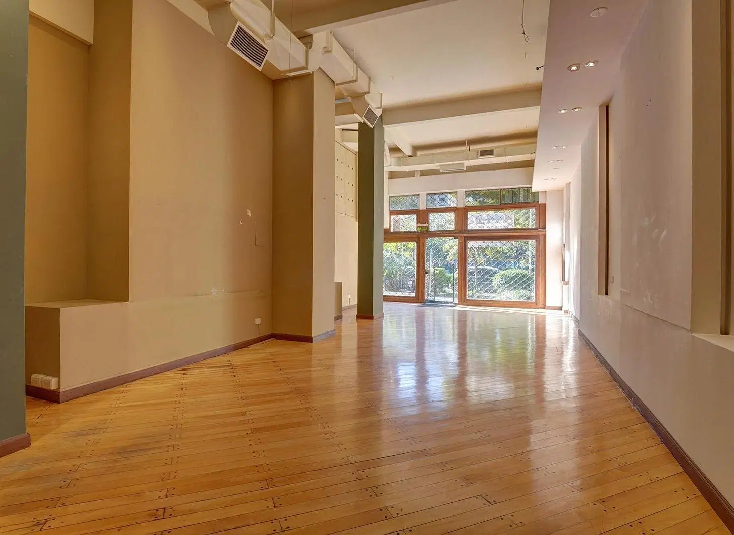 ALQUILER LOCAL COMERCIAL en RETIRO. 130m2. Excelente Vidriera sobre Cerrito 5