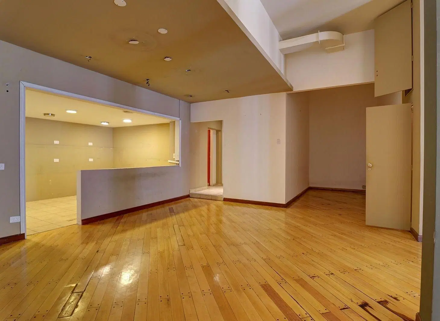 ALQUILER LOCAL COMERCIAL en RETIRO. 130m2. Excelente Vidriera sobre Cerrito 3